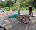 Ciclista é arremessado contra poste e morre após colisão com motocicleta