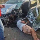 Motorista fica gravemente ferido após colisão com ônibus na BR-343