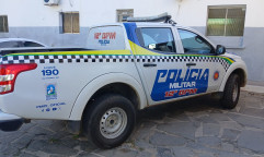 Homem agride mulher com pedaço de pau em via pública