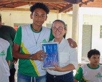 Prefeitura de Piripiri entrega tablets para alunos do CETI São João Batista