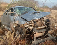 Motorista perde controle da direção e capota caminhonete no Piauí