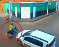 Acidente entre carro e moto é registrado em semáforo no centro de Esperantina