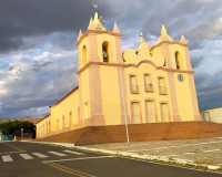 Igreja centenária suspende missas após risco do teto desabar