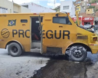 Carro-forte que fazia transporte de dinheiro pega fogo na cidade de Picos