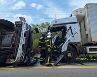 Carreta tomba em curva e colide com caminhão na BR-402, em Buriti dos Lopes