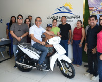 Paróquia de Nossa Senhora dos Remédios recebe doação de moto 0km para o rifão 2024 em Piripiri