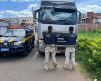 PRF recupera caminhão roubado durante fiscalização em Picos