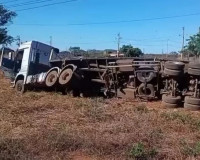 Carreta bitrem colide em valeta na BR-316 em município do Piauí