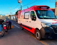 Mulher fica ferida após queda de moto no centro de Esperantina