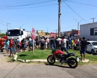 Mulher morre e homem fica gravemente ferido em colisão entre moto e caminhão