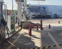 Bomba de combustível pega fogo após colisão de veículo em posto
