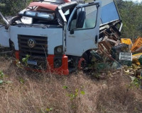 Caminhão transportando cargas de banana tomba na BR-343 no Piauí