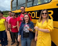 Prefeita Carmen Gean entrega mais um ônibus para a SEDUC de Brasileira