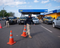 PRF intensifica fiscalizações em rodovias do Piauí para reduzir acidentes no pré-Carnaval