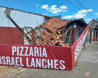 Animal desgovernado destrói telhado de pizzaria após se chocar com coluna no Piauí