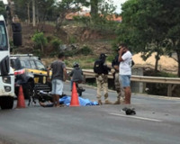 Motociclista morre após bater na traseira de caminhão na BR-343