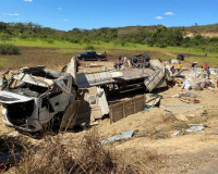 Carreta tomba e saqueador é fatalmente esmagado ao tentar roubar carga no interior do Piauí