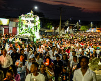 Multidão de fiéis participa da procissão luminosa de Nossa Senhora dos Remédios em Piripiri