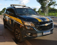 Casal desobedece ordem de parada da PRF, dá voltas em posto, e foge no Piauí