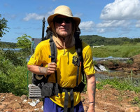 Francês cruza o Brasil a pé e se encanta com o Açude Caldeirão durante passagem por Piripiri