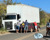 Colisão lateral entre caminhão e carro de passeio é registrada na PI-477