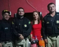 Jovem que sonha ingressar na PRF é surpreendida por policiais em seu aniversário de 18 anos