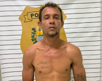 Homem tenta se esconder em ponto de vendas de drogas, mas é preso pela polícia no Litoral do Piauí