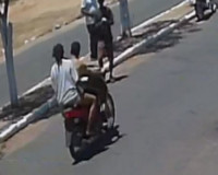 Casal furta motocicleta de residência; câmeras registram ação