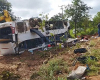 Sete passageiros morrem após ônibus tombar na BR 135 no Piauí