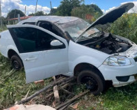 Carro com três adultos e uma criança capota e colide com muro em Pedro II