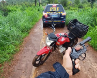 PRF prende homem com mandado de prisão por roubo e recupera motocicleta