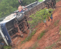 Ônibus tomba na BR-135 e deixa cinco pessoas feridas no Piauí