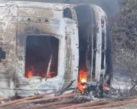 Carreta carregada de madeira tomba e pega fogo no litoral do Piauí; motorista ficou ferido