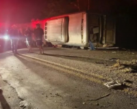 Acidente com ônibus de turismo deixa ao menos 15 mortos