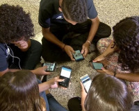 Pesquisa mostra que 86% dos brasileiros apoiam restrição do uso de celular nas escolas