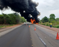 Incêndio destrói ônibus e interdita trecho da BR 343 em Teresina