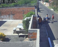 Em plena luz do dia, dupla armada rouba mulher na frente de casa