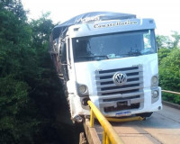 Caminhão colide com grade de proteção na ponte do Rio dos Matos em Piripiri