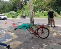 Ciclista é arremessado contra poste e morre após colisão com motocicleta