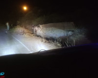 Motorista perde controle e tomba caminhão na “Curva do Inferninho”, no Piauí; dois feridos