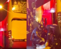 Casal fica ferido fica ferido após colidir na traseira de ônibus
