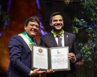 Washington Bandeira recebe medalha e destaca avanços na educação