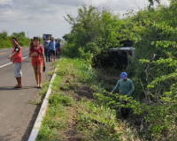 Motorista tomba caminhão baú após desviar de animal em Campo Maior