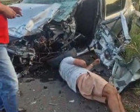 Motorista fica gravemente ferido após colisão com ônibus na BR-343