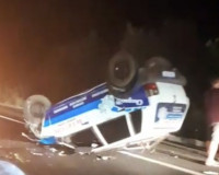 Carro capota após colisão na BR-343