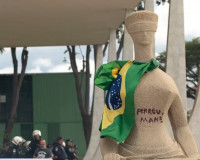 Moraes concede prisão domiciliar a mulher que pichou estátua no STF