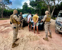 PM prende dupla suspeita de tráfico de drogas e apreende carro