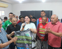 Prefeitura de Piripiri entrega coletes personalizados a mais de 100 mototaxistas