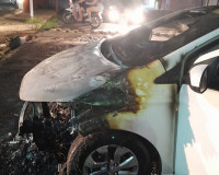 Carro pega fogo após pane no centro de Piripiri