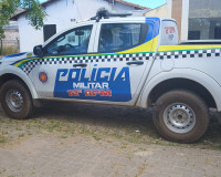 Motorista com suspeita de embriaguez colide contra casa de radialista em Pedro II